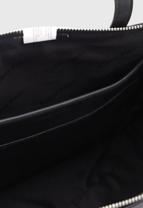 Bolso Negro-Plateado Calvin Klein