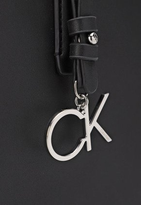 Bolso Negro-Plateado Calvin Klein
