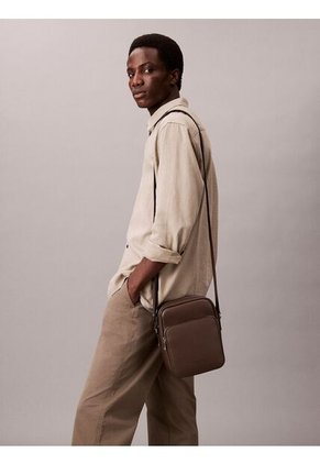 Bolso Chocolate Cruzado Pequeña Calvin Klein