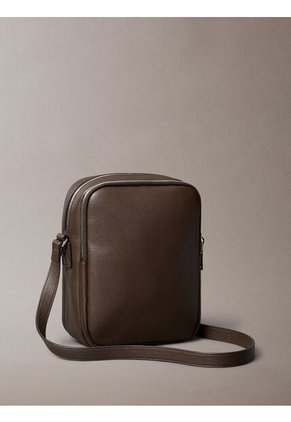 Bolso Chocolate Cruzado Pequeña Calvin Klein