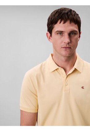 Polo Amarillo Con Monograma Bordado Calvin Klein