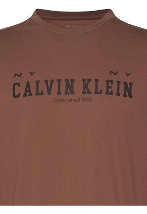 Camiseta Rosa Con Estampado Gráfico De Logo Calvin Klein