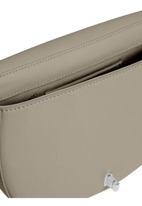 Bolso Beige Cruzado Con Broche Giratorio Calvin Klein