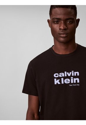 Camiseta Negra Con Gráfico De Logo Calvin Klein