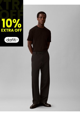 Camiseta Negra Con Emblema En Relieve Calvin Klein Calvin Klein