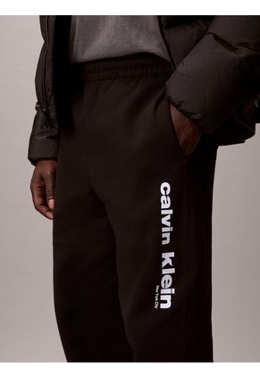 Jogger Negro Con Gráfico Retro Calvin Klein