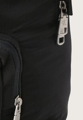 Morral Negro-Blanco Calvin Klein