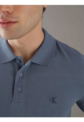 Polo Azul Textured Con Monograma Calvin Klein