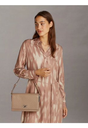 Bolso Beige De Hombro Elongated Con Monograma Calvin Klein