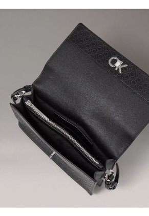 Bolso Negro De Hombro Elongated Con Monograma Calvin Klein
