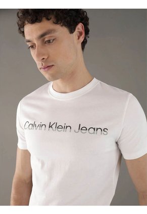 Camiseta Blanca Con Logo Institutional Bicolor Calvin Klein