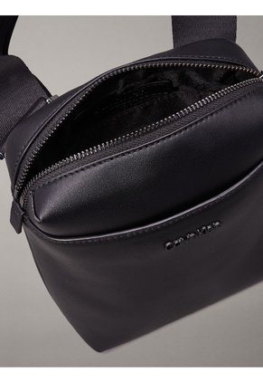 Bolso Negro Reporter Cuadrado Calvin Klein