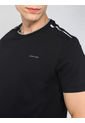 Camiseta Negra Manga Corta Con Cinta Distintiva En Los Hombros Calvin Klein de Calvin Klein