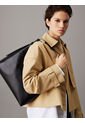 Bolso Negro Hobo Con Mini Logo Grabado Calvin Klein de Calvin Klein