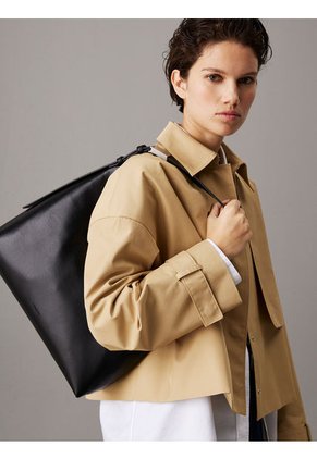 Bolso Negro Hobo Con Mini Logo Grabado Calvin Klein