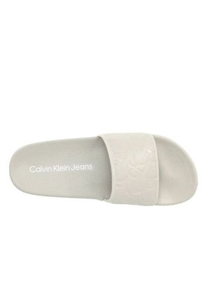 Sandalia Gris Con Monograma Calvin Klein