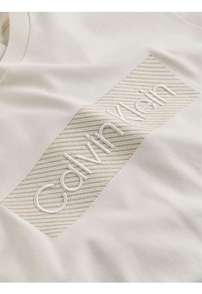 Camiseta Blanca Con Bordado Texturizado Calvin Klein