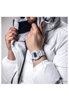 Reloj Casio G-SHOCK DW-5600GC-7D Diseño Deportivo
