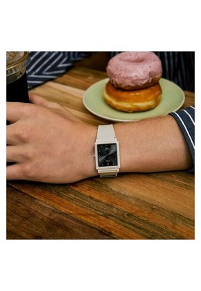 Reloj Casio Modelo MQ-38UC-8A Beige Unisex