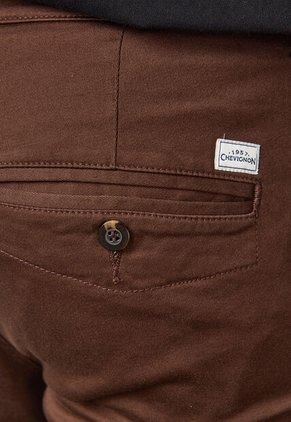 Pantalón Chino CHEVIGNON Slim Fit Café