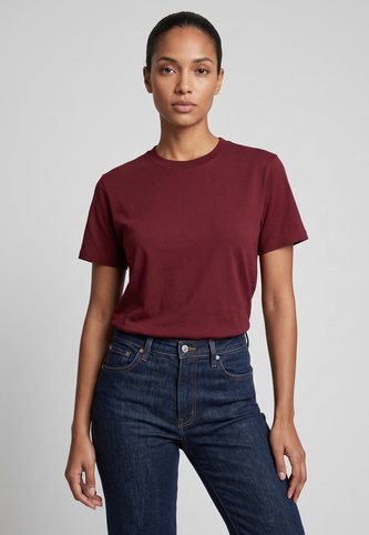 Camiseta CHEVIGNON Essentials Vinotinto Chevignon