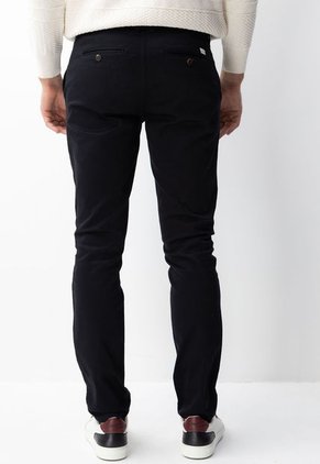 Pantalón Chino CHEVIGNON Slim Fit Negro