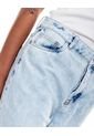 High Waist Straight Fit Jeans Tono Medio Con Bordado De Flores Y Botonadura Interna Color Blue de Color Blue