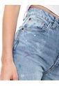 High Waist Mom Fit Jeans Tono Medio Con Salpicaduras Y Botonadura Interna Color Blue de Color Blue