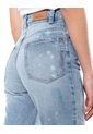 High Waist Mom Fit Jeans Tono Medio Con Salpicaduras Y Botonadura Interna Color Blue de Color Blue