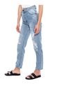 High Waist Mom Fit Jeans Tono Medio Con Salpicaduras Y Botonadura Interna Color Blue de Color Blue