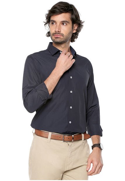 camisa azul oscura