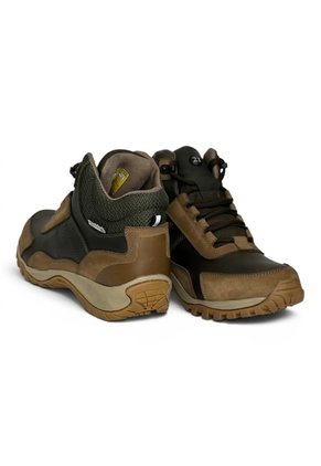 Bota Dama Outdoor -Herreros- Outlander Verde