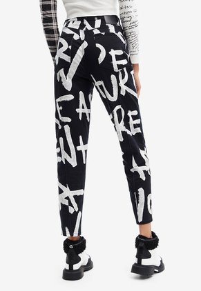 Jean Negro-Blanco Desigual