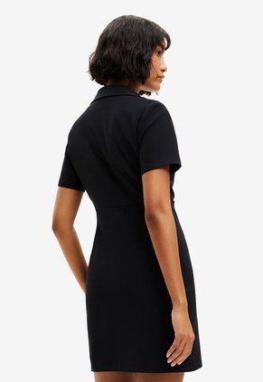 Vestido Negro Desigual