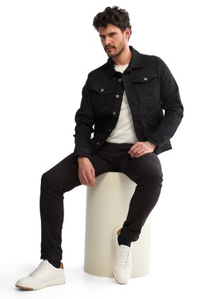 Chaqueta Negro DOUGGER INDIANA.