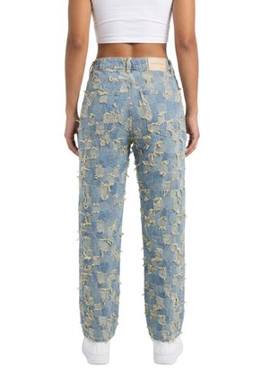 JEAN RECTO CON TEXTURA DISTRESSED