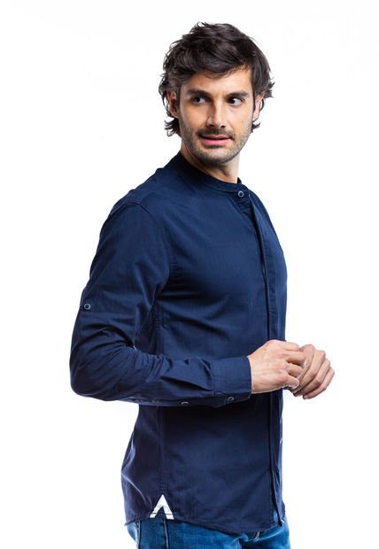 camisa azul oscura