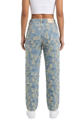 JEAN RECTO CON TEXTURA DISTRESSED