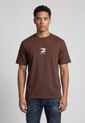 Camiseta El Hincha en la Cancha Marrón