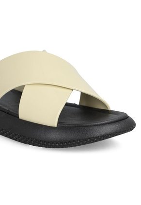 SANDALIA CAPELLADA CRUZADA