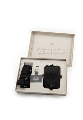 Strap Con Monedero Porta Celular Face2Face JP2632689