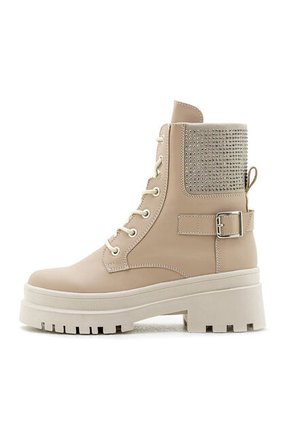 Botín Con Cordones Y Piedras En El Cuello Face2Face 2306458-64