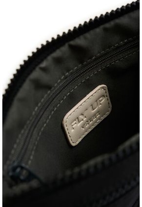 Cosmetiquera Flat Para Mujer Fly Up Cosmetiquera Flat Para Mujer Fly Up Negro FLY UP