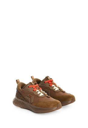 'Tenis Spirited Glowkick 1.0 Con Detalle Escarchado Para Mujer Fly Up 'Tenis Spirited Glowkick 1.0 Con Detalle Escarchado Para Mujer Fly Up Tabaco 41 FLY UP