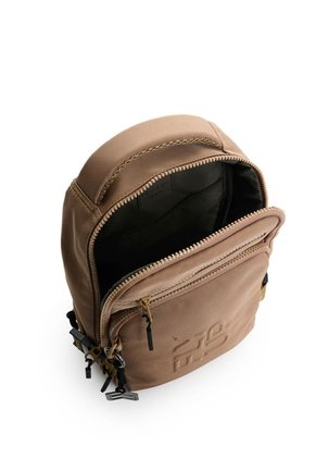Manos Libres Forte 2.0 En Lona Texturizada Para Hombre Fly Up Manos Libres Forte 2.0 En Lona Texturizada Para Hombre Fly Up Tabaco FLY UP
