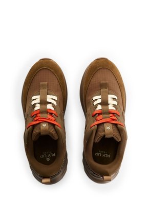 'Tenis Spirited Glowkick 1.0 Con Detalle Escarchado Para Mujer Fly Up 'Tenis Spirited Glowkick 1.0 Con Detalle Escarchado Para Mujer Fly Up Tabaco 41 FLY UP