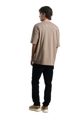 Camiseta Oversized Wind Fly Up Camiseta Oversized Wind Fly Up Tabaco XS FLY UP