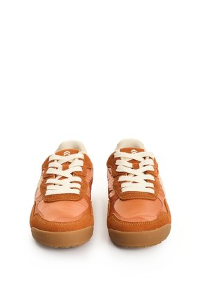 Tenis En Lona Y Gamuza Para Mujer Prime 1.0 Tenis En Lona Y Gamuza Para Mujer Prime 1.0 Naranja 38 FLY UP
