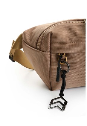 Riñonera Wave 2.0 En Lona Para Hombre Fly Up Riñonera Wave 2.0 En Lona Para Hombre Fly Up Tabaco FLY UP