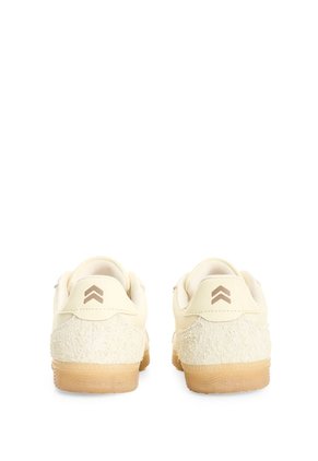 Tenis Sparkle Woven 1.0 En Lona Texturizada Para Mujer Fly Up Tenis Sparkle Woven 1.0 En Lona Texturizada Para Mujer Fly Up Crema 39 FLY UP